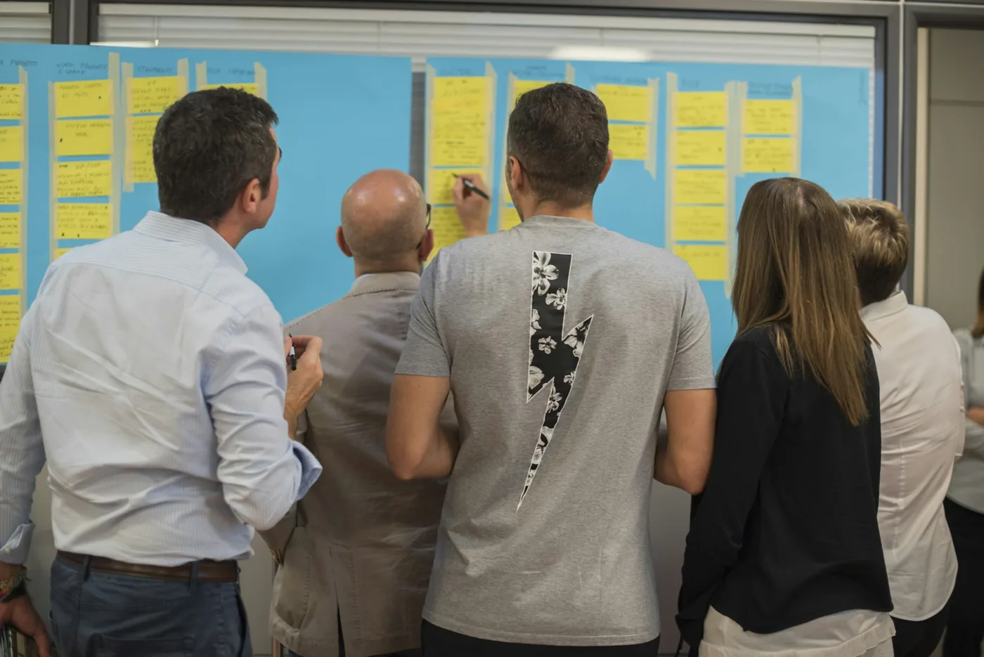 Een team werkt samen tijdens een workshop